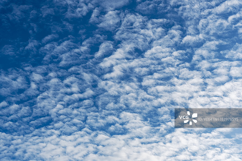 带有层云的蓝天背景图片素材