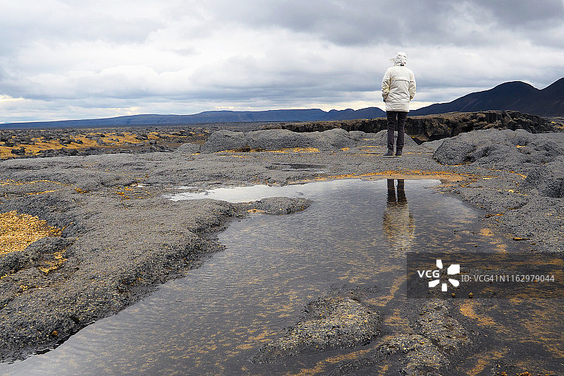 站在冰岛荒野火山口湖附近的女人图片素材