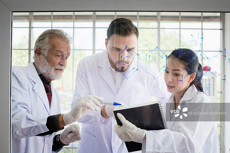 科学家团队讨论信息并做笔记图片素材