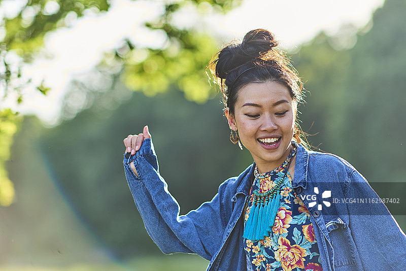 户外女性肖像图片素材