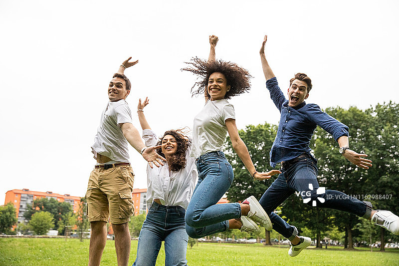 朋友们一起跳跃庆祝成功图片素材