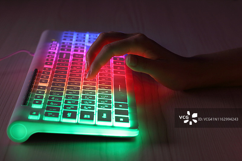 女性在电脑键盘上打字的特写图片素材