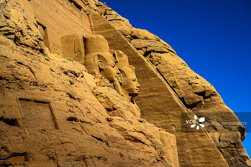 埃及阿斯旺阿布辛贝神庙前的雕像图片素材