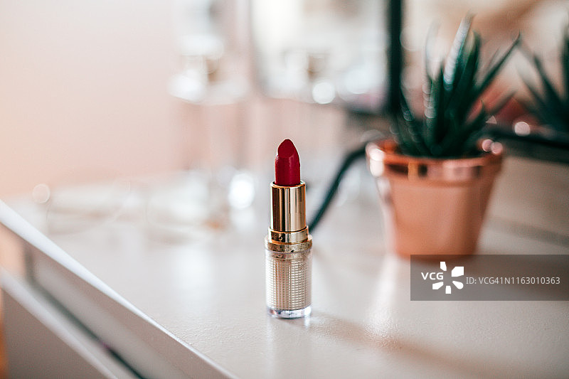 梳妆台上的红色口红图片素材