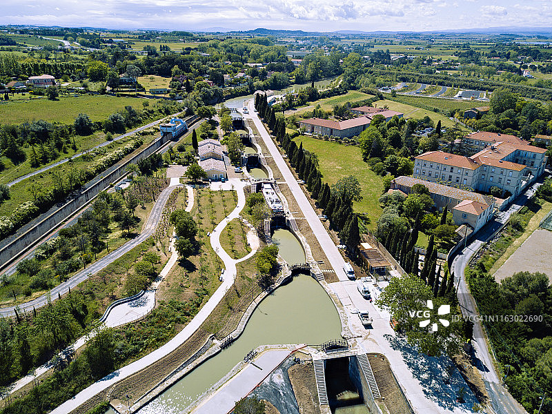 米迪运河上的层叠船闸图片素材