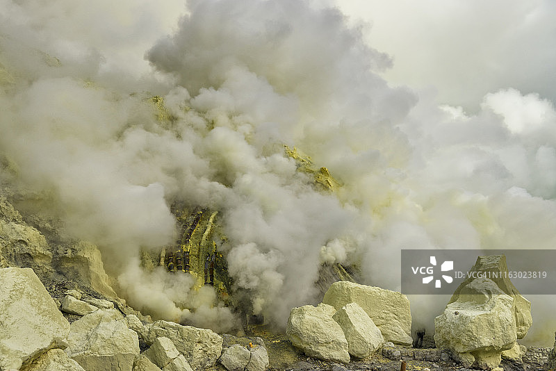 印度尼西亚爪哇岛卡瓦伊真火山的工人图片素材