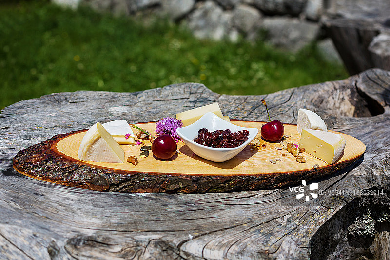 木板上的奶酪：格鲁耶尔、布里、卡门贝尔、罗马诺、曼彻格奶酪板图片素材