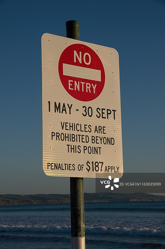 车辆禁入警告标志（澳大利亚南阿尔丁加海滩，5月1日至9月30日）图片素材