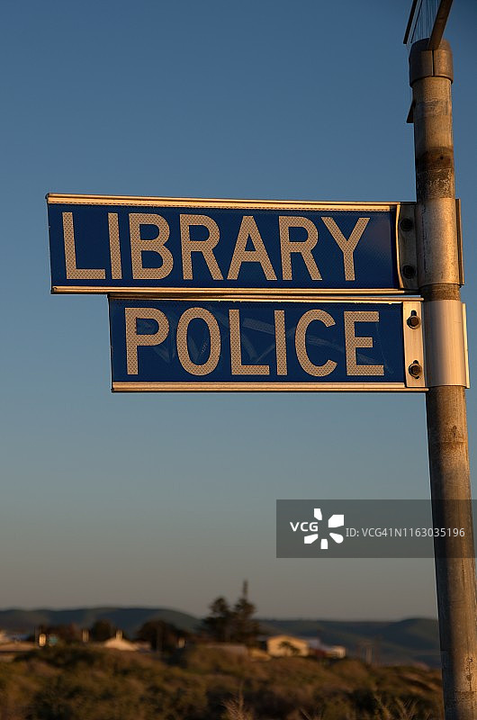 指向当地图书馆和警察局的标志图片素材