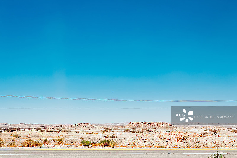 正午的沙漠公路图片素材