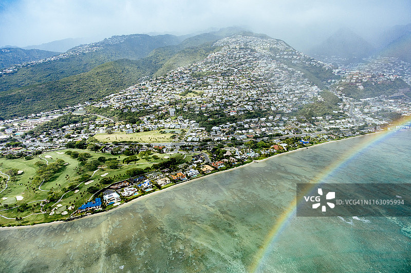 夏威夷檀香山怀阿拉伊基高尔夫球场和太平洋上的双彩虹图片素材