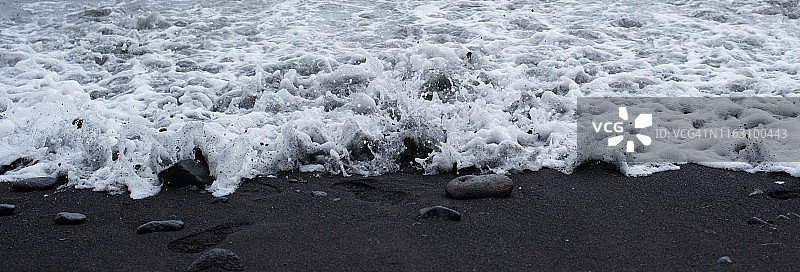 法属波利尼西亚塔希提岛黑沙海岸图片素材