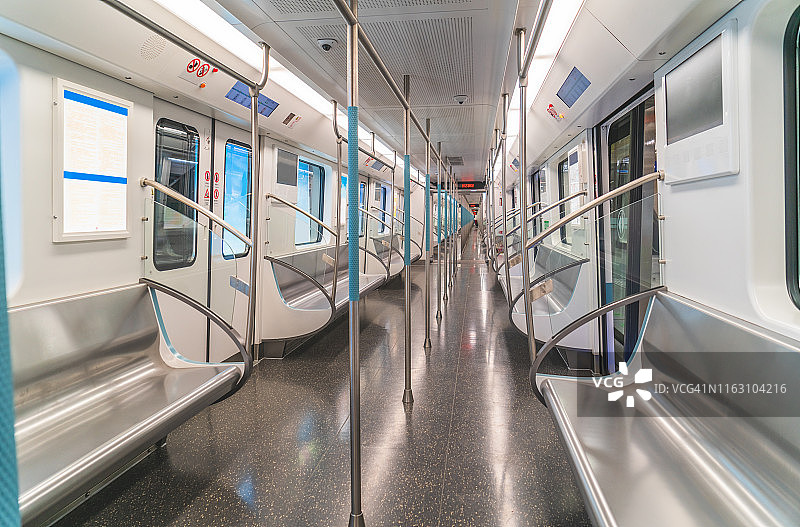 武汉地铁2号线空车厢内部图片素材