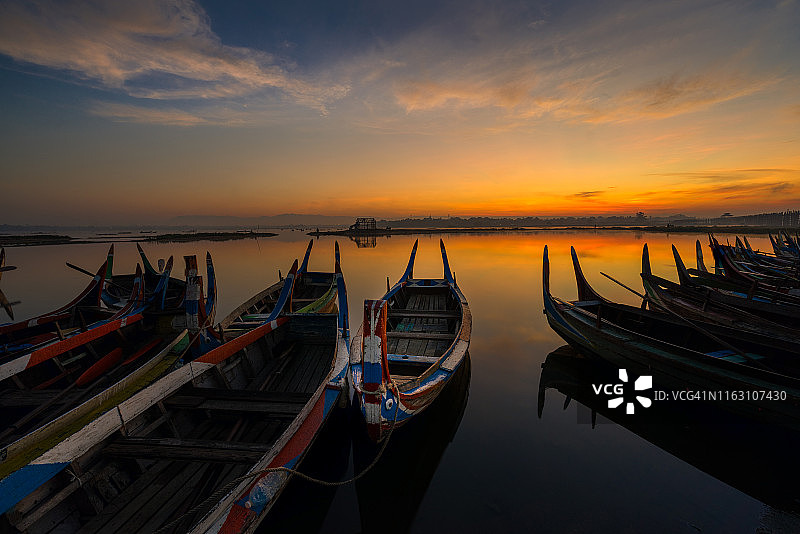 曼德勒乌本桥前东塔曼湖上的缅甸传统船只图片素材