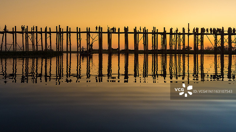 剪影：乌本桥上的人们欣赏日落，阿马拉布拉，曼德勒地区，缅甸图片素材