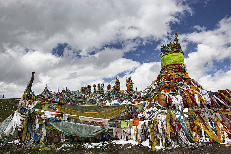 青藏高原青海湖边的藏传佛教经文图片素材