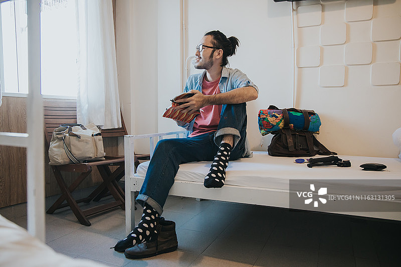 休假的英俊记者图片素材