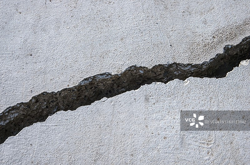 油漆混凝土中的大裂缝图片素材