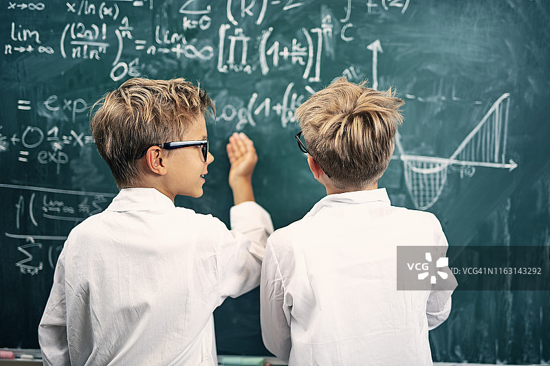 两位小科学家讨论科学问题图片素材