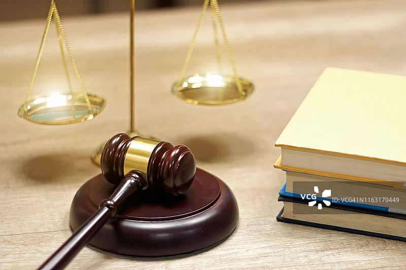 正义与法律概念：律师工作场所与桌上的锤子图片素材
