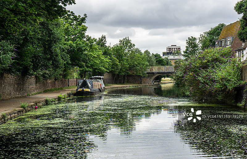 停靠在伦敦摄政运河上的运河船图片素材