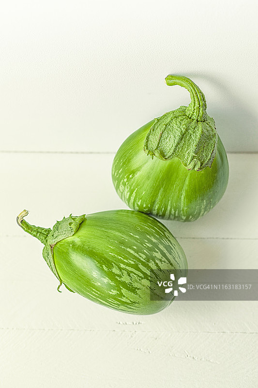 白色背景上的新鲜有机绿色泰国茄子图片素材