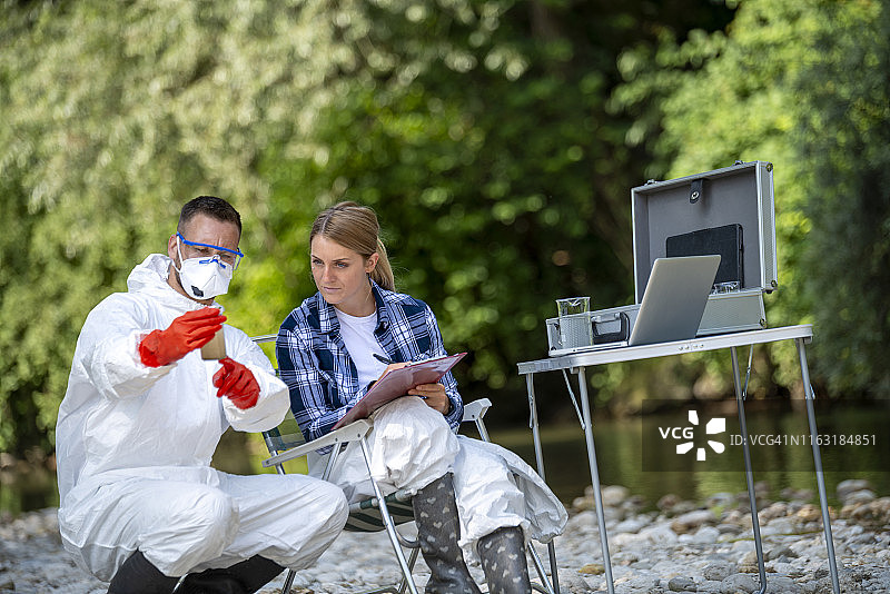 科学家在河边分析水样图片素材