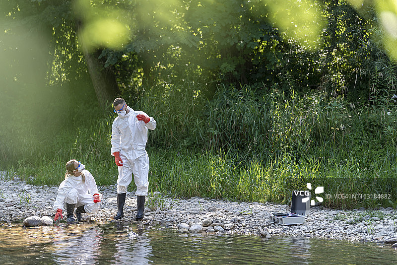 科学家检查有毒水样图片素材