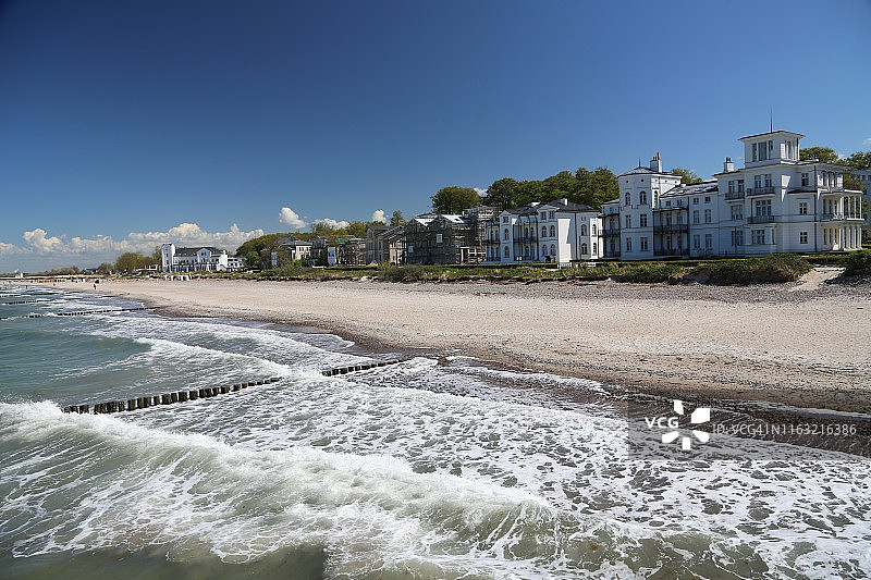 从海滩长廊的码头眺望别墅图片素材