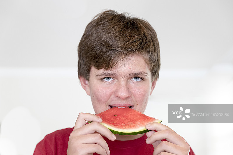 男少年吃西瓜图片素材