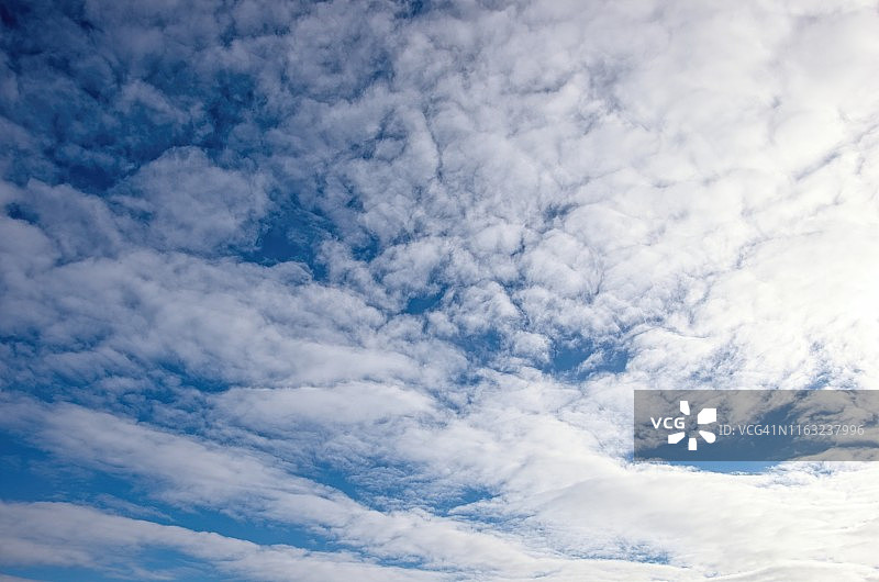 蓝色天空中的絮状卷积云图片素材