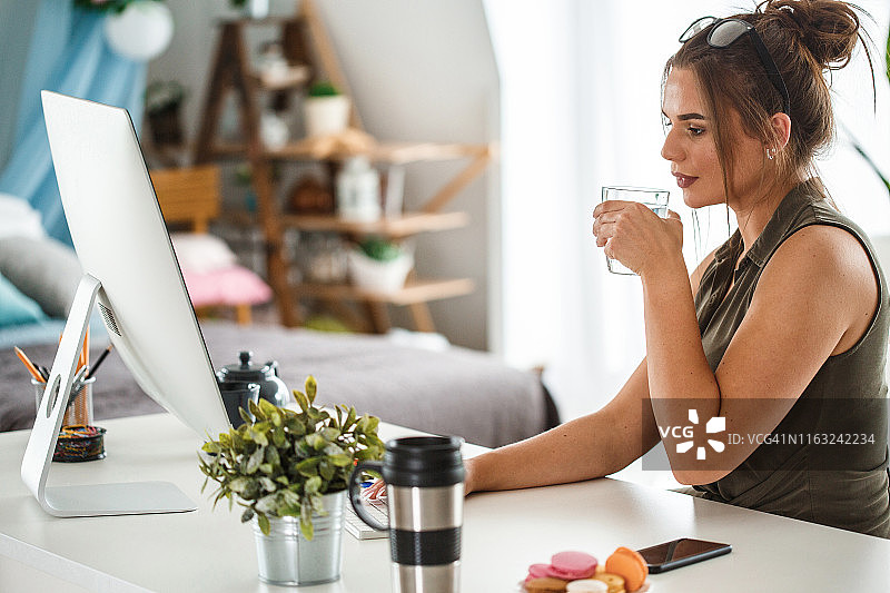 工作时喝水的女人图片素材