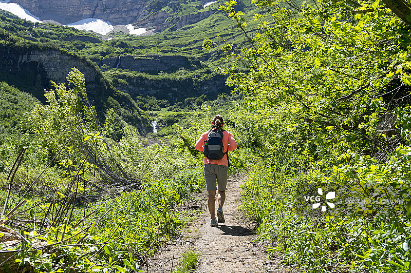 盛夏时节在蒂姆帕诺戈斯山小径徒步的健美女性模特图片素材