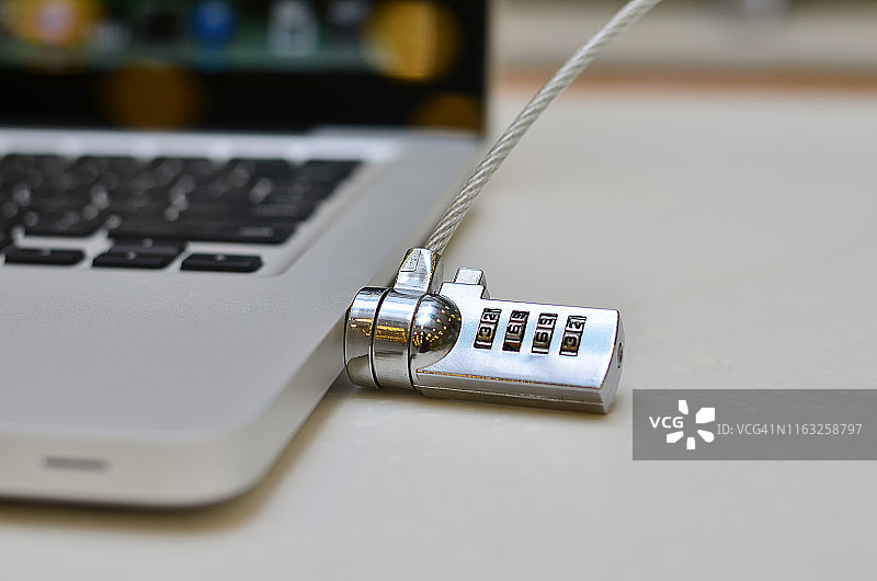 带密码保护的笔记本电脑，键盘清晰可见图片素材