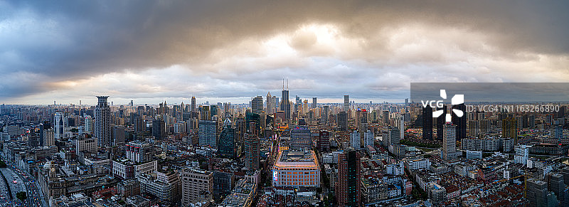 台风下的上海天际线图片素材