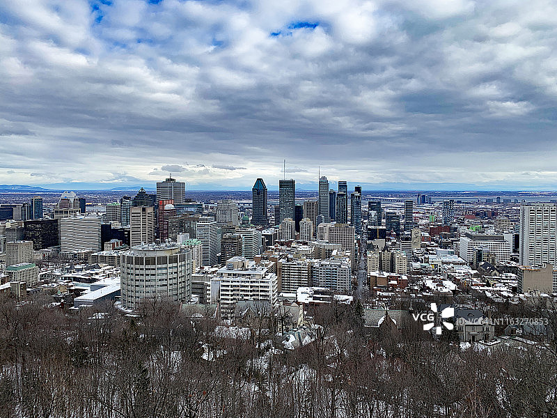 从皇家山俯瞰蒙特利尔市中心图片素材