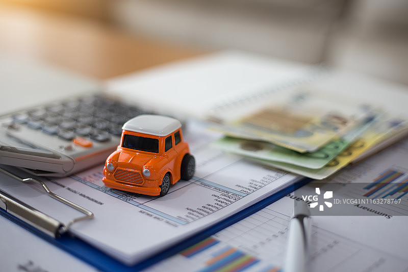 商务概念：汽车保险，汽车买卖，汽车融资，车辆销售协议的车钥匙图片素材