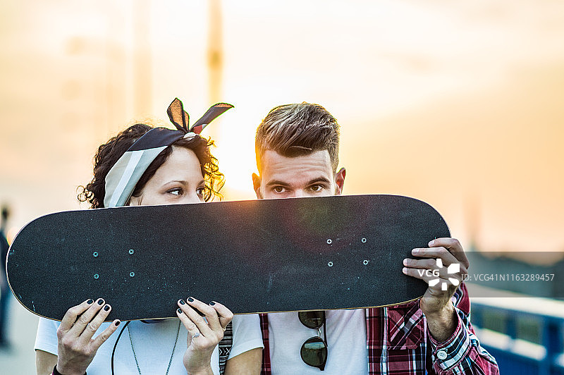 年轻情侣共享美好时光图片素材