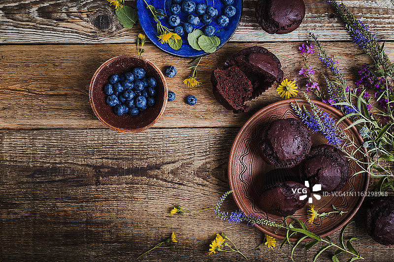 夏季美食：手工巧克力松饼和新鲜蓝莓图片素材
