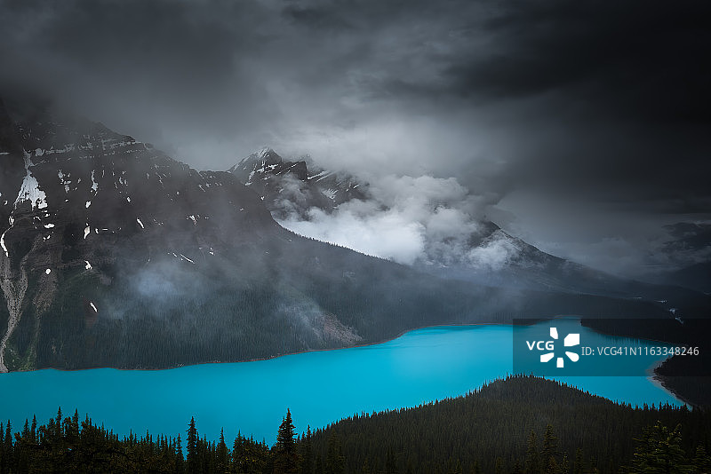 佩托湖的暴风雨清晨图片素材