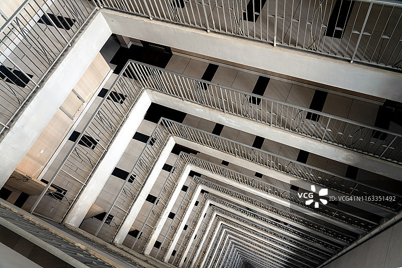 俯瞰公寓楼的中庭图片素材