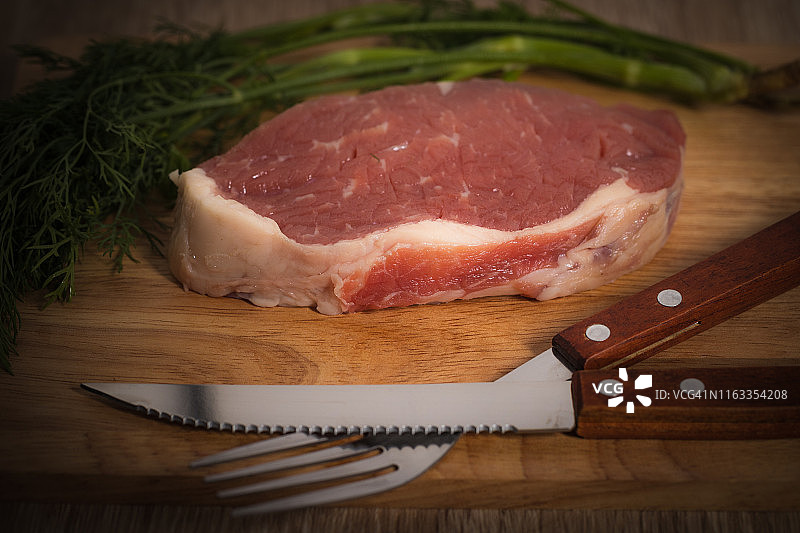 配新鲜香草的生眼肉牛排图片素材