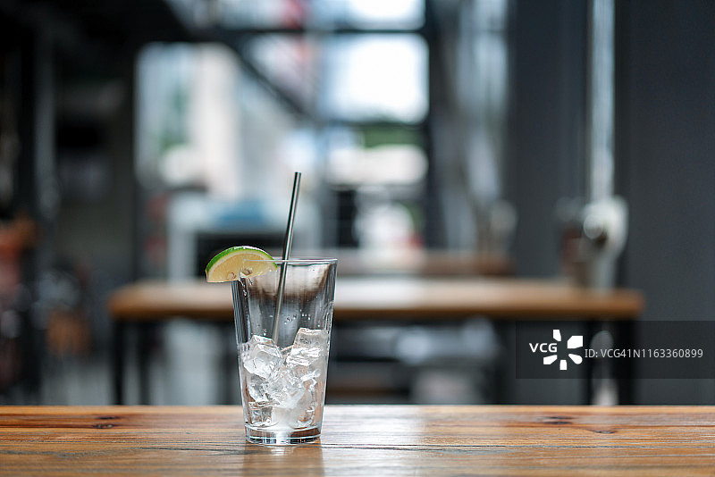 桌上放着一杯冰块图片素材