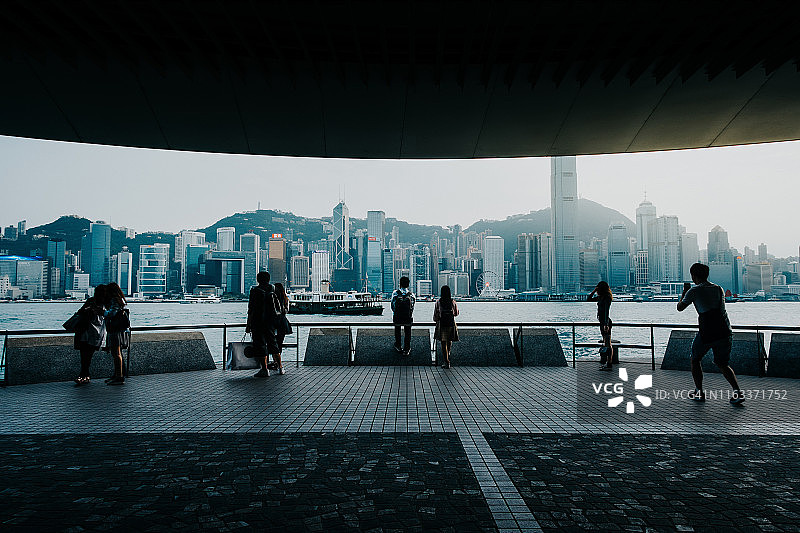香港维多利亚港游客城市天际线剪影图片素材