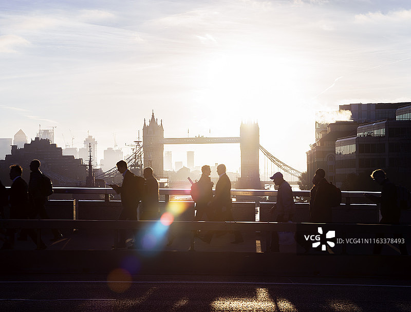 日出时分的伦敦城市工作者图片素材