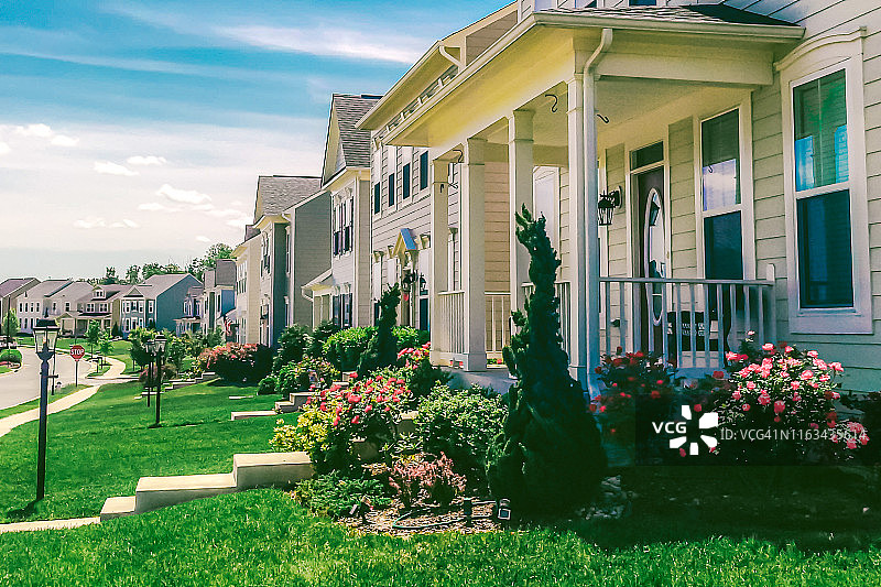 田园社区里的一排独立住宅图片素材