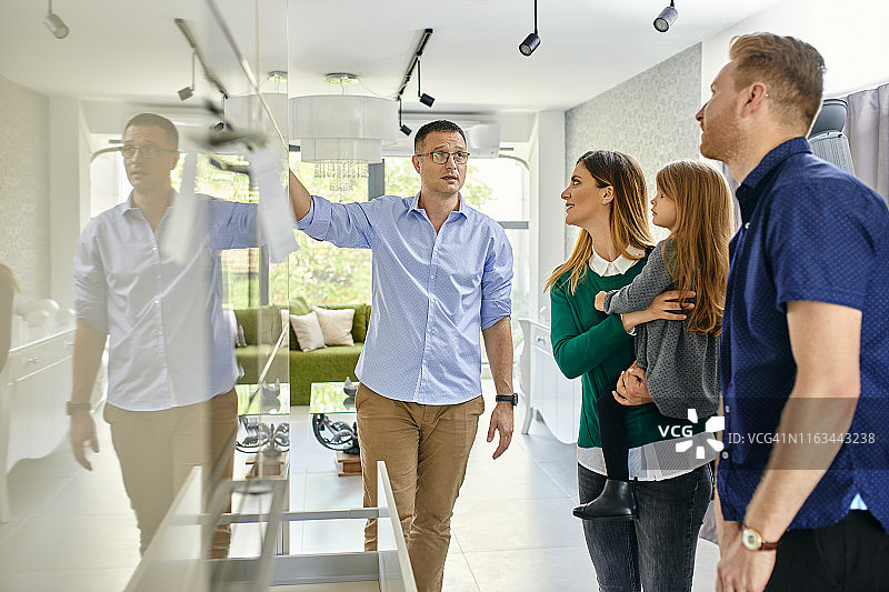 家庭在展厅购买新厨房图片素材