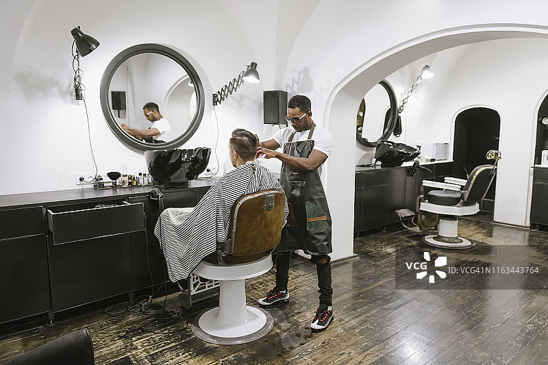 理发师在理发店为顾客理发图片素材