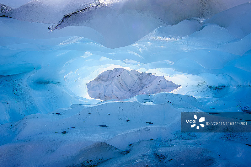 新西兰南岛福克斯冰川冰洞中的蓝色冰块图片素材