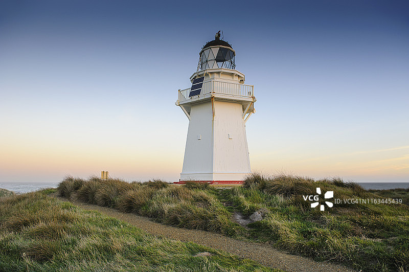 日落时分的怀帕帕角灯塔，新西兰南岛卡特林斯图片素材